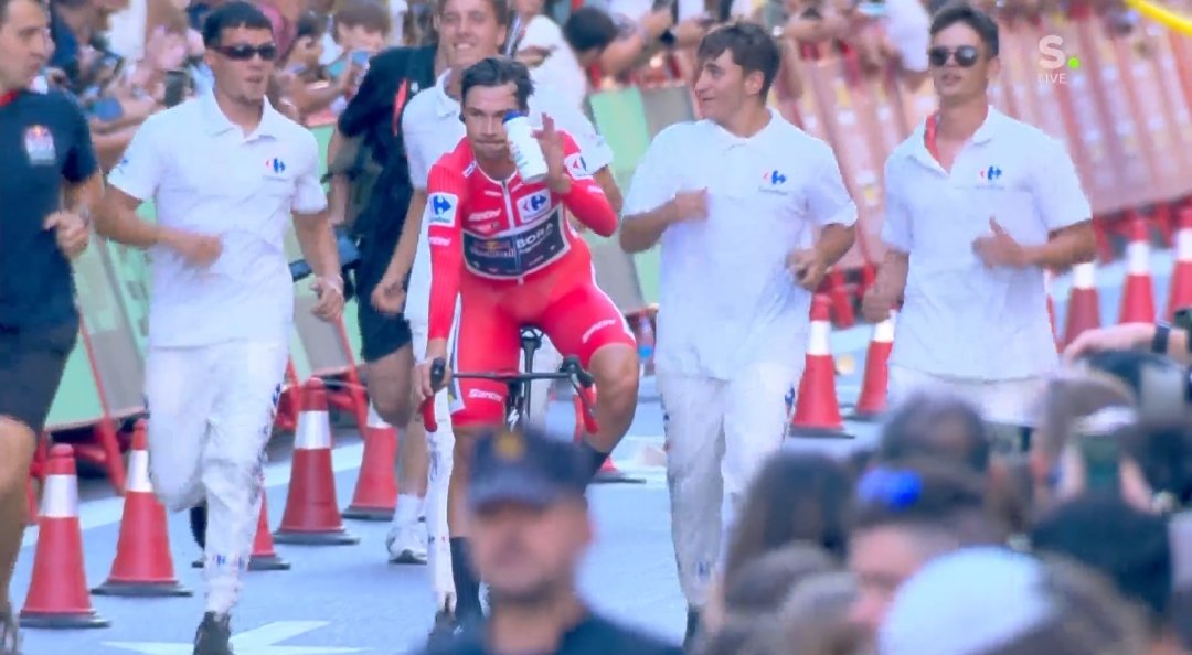 🇪🇦 #LaVuelta24

Celebraba 🇸🇮 Primoz Roglič (RBH) la victoria en la Clasificación General saludando al público.

Y con la carrera que se han dado los chavales de blanco detrás de él.

😂😂😂