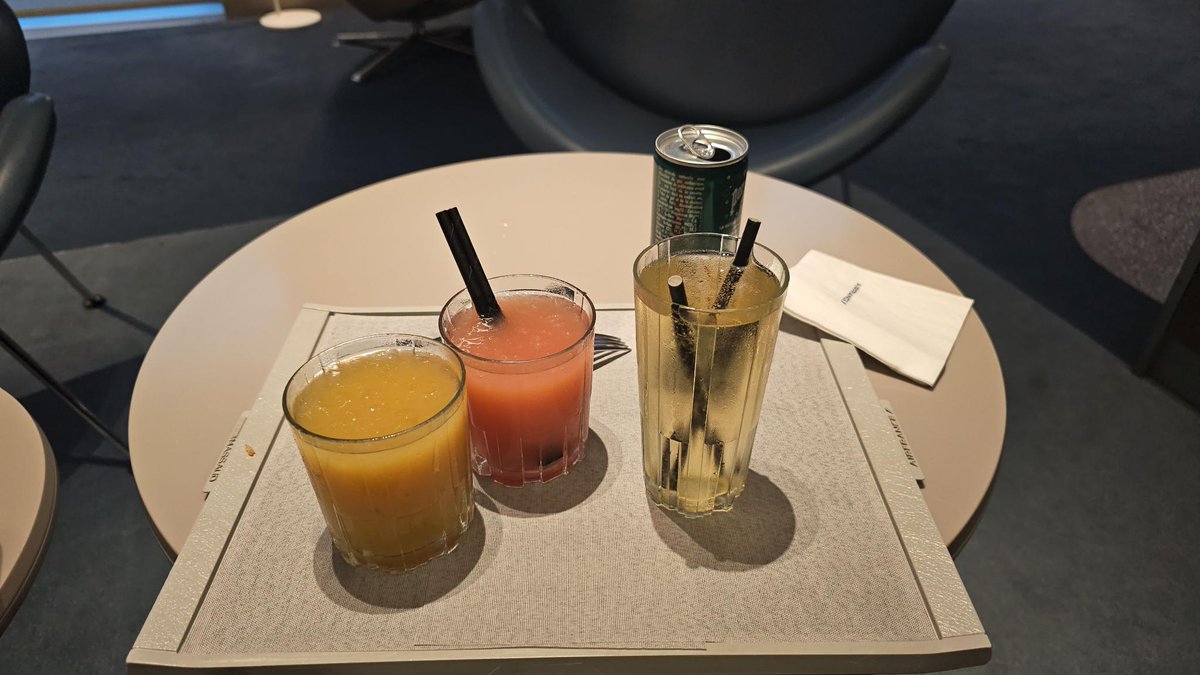 Clio_Rouge's tweet photo. 1h10 de retard du vol AF ? Qu'à cela ne tienne @AirFranceFR #TeamUltimate https://t.co/rFKWgzEVfO