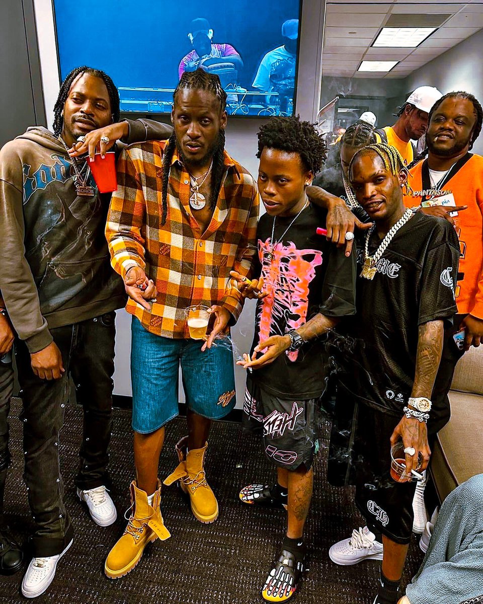 MusicFirstClass's tweet image. 👀 What do you notice about this #stillajamaican #reggae #dancehall pic ?? Of @GOVANAGENNA @AIDONIA4THGENNA  @ RajahWild @SKENGDONUPDATE 🤔