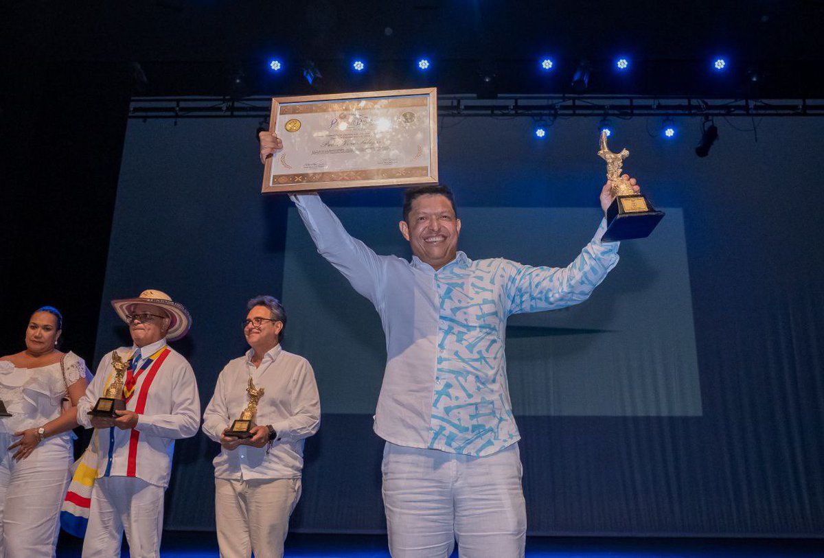 Unimagdalena's tweet photo. 👏🏽 Por su impacto universitario transformador, nuestro rector @pverasalazar recibió el Galardón ‘Pescaíto Dorado 2024’, que destaca su aporte a la educación superior a través de medidas que impulsan la excelencia humana y académica. 

#OrgulloUM
#UMTeCuenta https://t.co/9v3gLfupEf