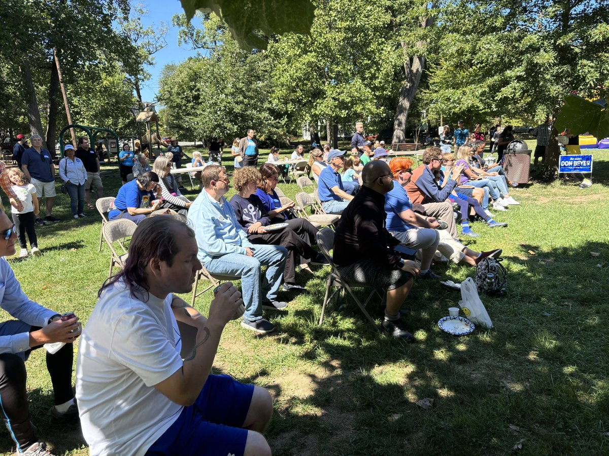 Great time today at the <a href="/ArlBlueFamilies/">Arlington Blue Families</a> picnic. Arlingtonians are fired up to elect Democrats from the school house to the White House who will support our children &amp; strengthen families. Sign up to volunteer with <a href="/arlingtondems/">Arlington Democrats</a>: mobilize.us/arlingtondems/. Know your power &amp; vote!