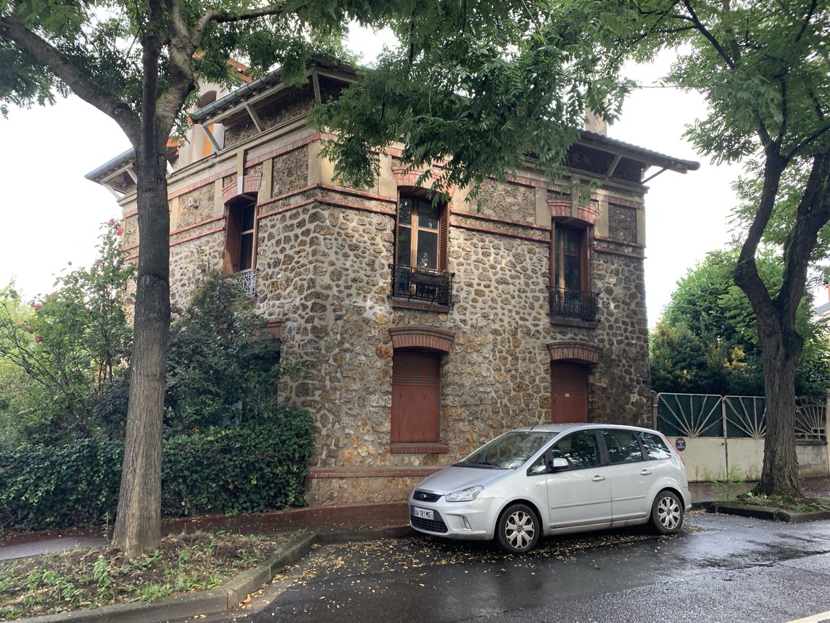 TreesParis's tweet photo. #Meulière houses are literally everywhere in the Ile-de-France region around Paris. Built between the late 1800s and early 1900s as villas for wealthy Parisians, they use the same stone that was used for millstones. Their ochre colour sets them apart. Many have lovely old gardens https://t.co/JT799eGHhY