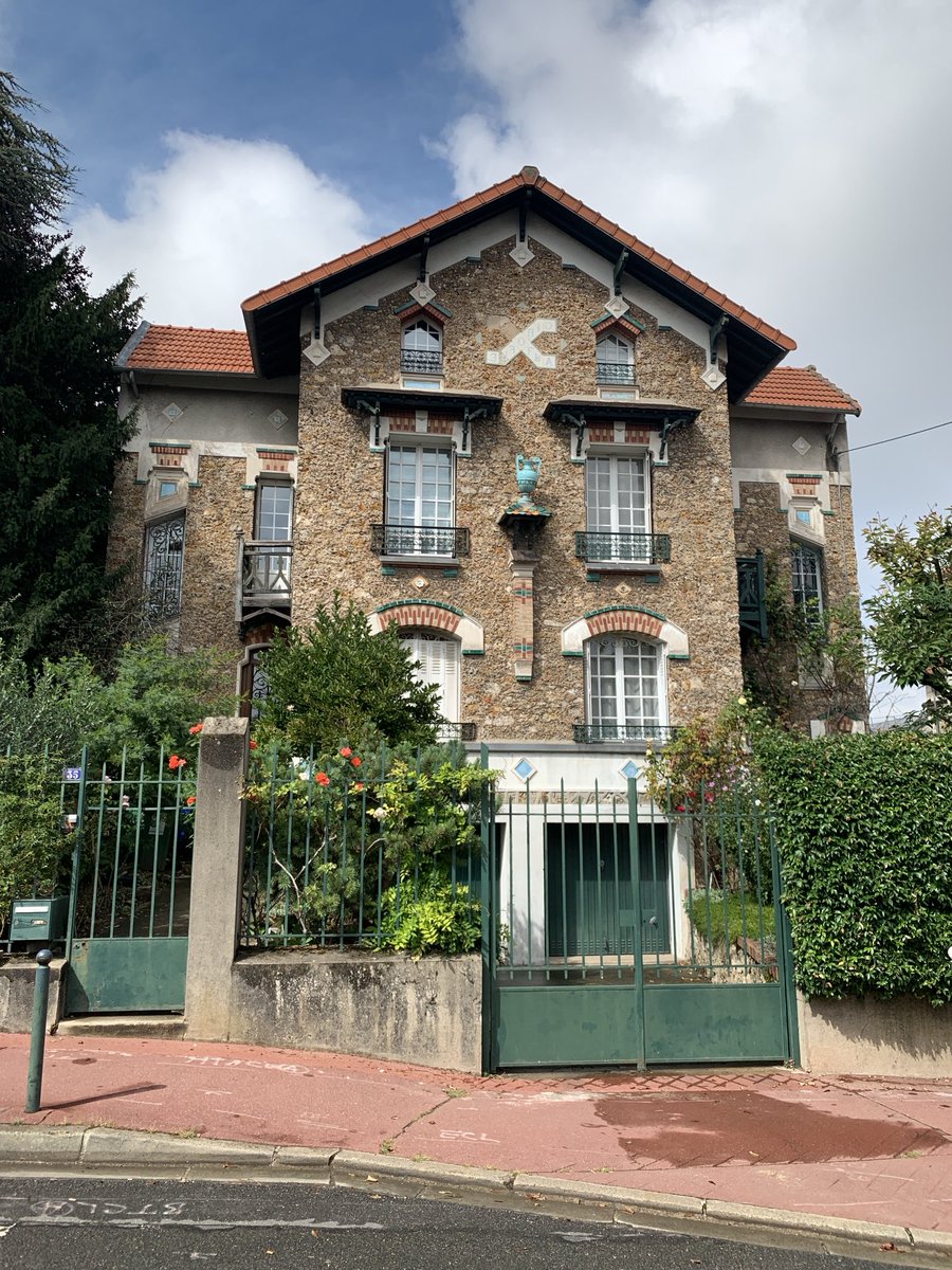 TreesParis's tweet photo. #Meulière houses are literally everywhere in the Ile-de-France region around Paris. Built between the late 1800s and early 1900s as villas for wealthy Parisians, they use the same stone that was used for millstones. Their ochre colour sets them apart. Many have lovely old gardens https://t.co/JT799eGHhY