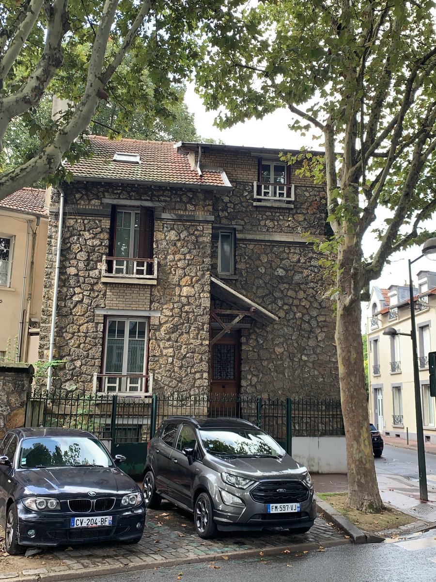 TreesParis's tweet photo. #Meulière houses are literally everywhere in the Ile-de-France region around Paris. Built between the late 1800s and early 1900s as villas for wealthy Parisians, they use the same stone that was used for millstones. Their ochre colour sets them apart. Many have lovely old gardens https://t.co/JT799eGHhY