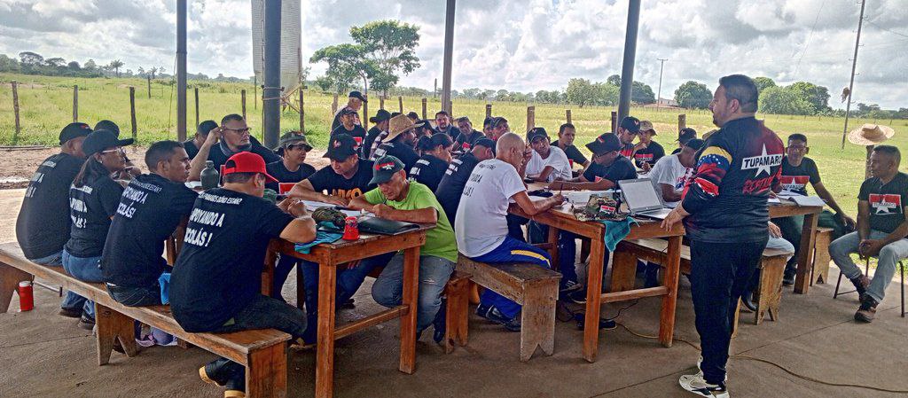 Elevando la conciencia crítica revolucionaria de nuestras Direcciones políticas de las diferentes regiones del país, el cámarada <a href="/WBenavides_MRT/">Williams Benavides</a> Sec. Gral. Nal. #Tupamaro fortalece los conocimientos del módulo Método y Estilo de Conducción Revolucionaria. 🔴⚫
<a href="/NicolasMaduro/">Nicolás Maduro</a>