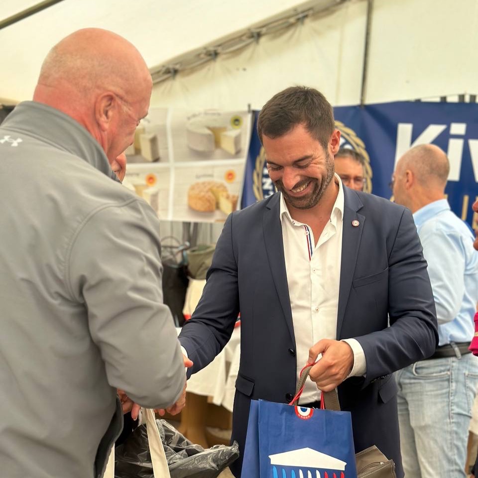 JulienOdoul's tweet photo. 🏌️J’ai remis avec plaisir des lots de l’@AssembleeNat aux participants de la 9ème édition du « #Golf de l’espoir » à #Lixy ! 

👏🏻 Bravo au @Kiwanis de #Sens et au @KiwanisYcaunae pour ce tournoi qui a permis de récolter des fonds au profit de la recherche contre la mucoviscidose. https://t.co/KIeJ4nJS4I