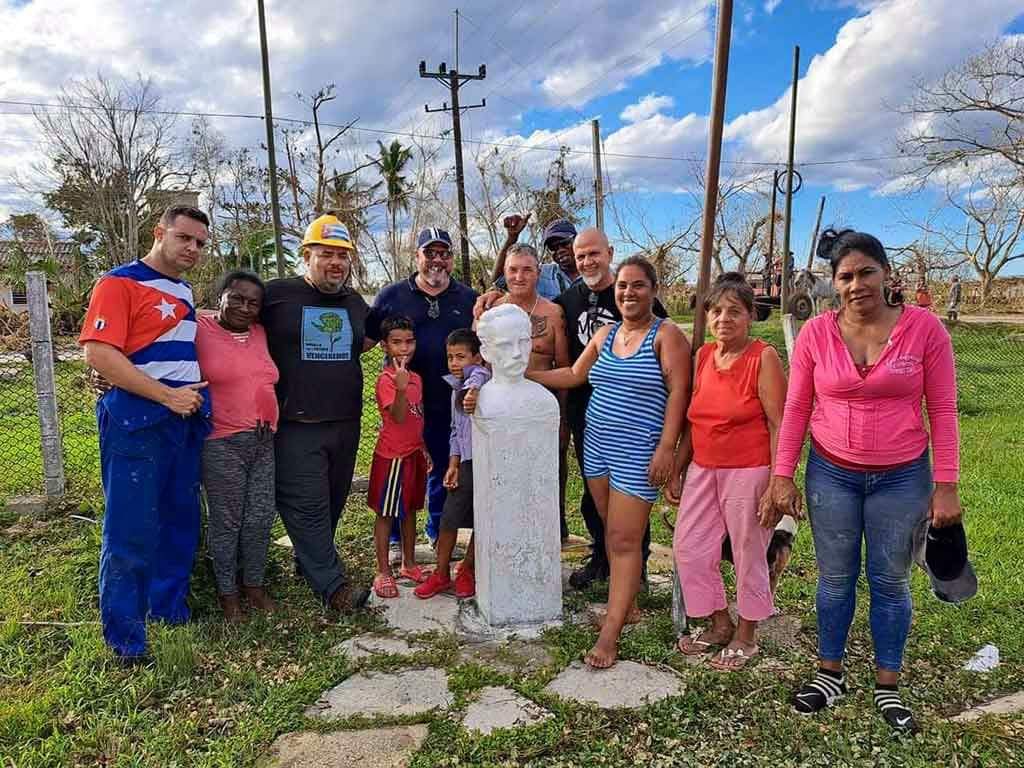 "Feliz cumpleaños a la brigada Martha Machado, proyecto de Kcho que desde sept. 2008 devuelve vitalidad a espacios devastados por ciclones o terremotos. En la Isla de la Juventud, Haití, Baracoa y hace 2 años en La Coloma, saben de qué hablo. Gracias por tanto, Kcho" <a href="/DiazCanelB/">Miguel Díaz-Canel Bermúdez</a>