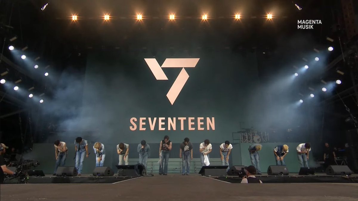 jamingyuuu's tweet image. SEVENTEEN AT LOLLAPALOOZA SETLIST:
SUPER
DON QUIXOTE 
DARLING
READY TO LOVE
ROCK WITH YOU
LEFT AND RIGHT 
BSS: FIGHTING 
VCU: CHEERS TO YOUTH
PFU: SPELL 
HHU: FIRE
LEADERS UNIT: CHEERS
CLAP
MAESTRO
SOS
HOT
HEADLINER
TOGETHER (ENG. VER)
GOD OF MUSIC
AJU NICE
CARATS:😭😭😭😭😭😭😭