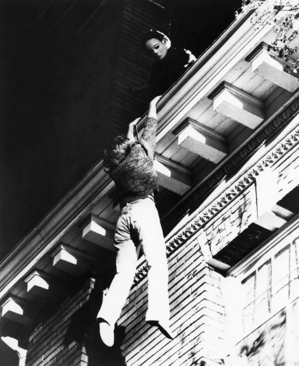 SourceHalloween's tweet image. Hanging on by a thread 🔪 #HalloweenEnds