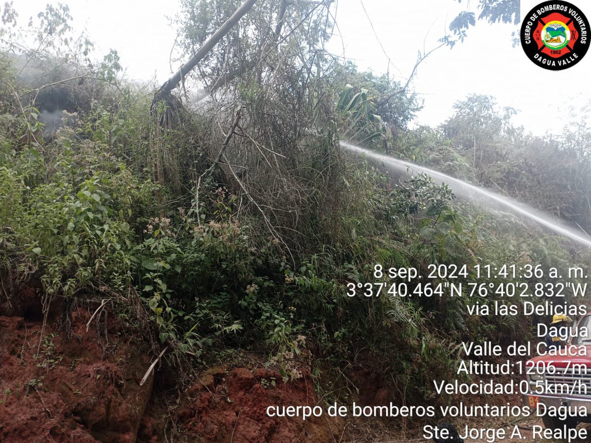 #AEstaHora unidades de <a href="/BomberosDagua/">Cuerpo de Bomberos Voluntarios Dagua Valle</a> realizan control de incendio de cobertura vegetal en zona rural del municipio (Las delicias). En el sitio vehículo de incendio y 4 unidades. 
<a href="/MinInterior/">MinInterior Colombia</a> <a href="/UNGRD/">UNGRD🇨🇴</a> <a href="/AlcadiaDeDagua/">Alcaldía De Dagua</a> <a href="/DNBomberosCol/">Dirección Nacional de Bomberos de Colombia</a> <a href="/GestionRiesgoVa/">Gestión del Riesgo</a>