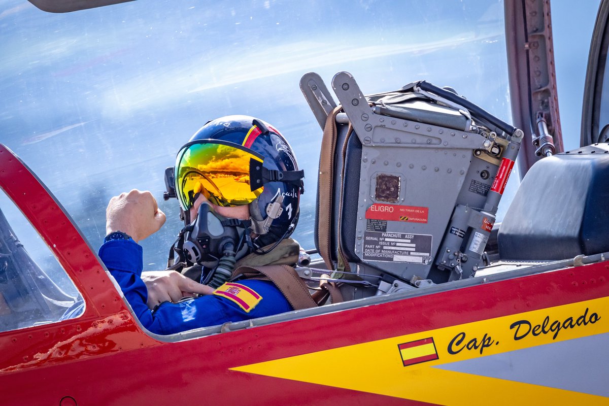 Orgullo español

Cap. Alberto Marín Delgado de la <a href="/patrullaguila/">Patrulla Águila</a> me explica durante Airpower 24 en Zeltweg🇦🇹 porque hace lo que hace. Por la patria. Gracias por vuestro servicio! 🫶💪🇪🇸