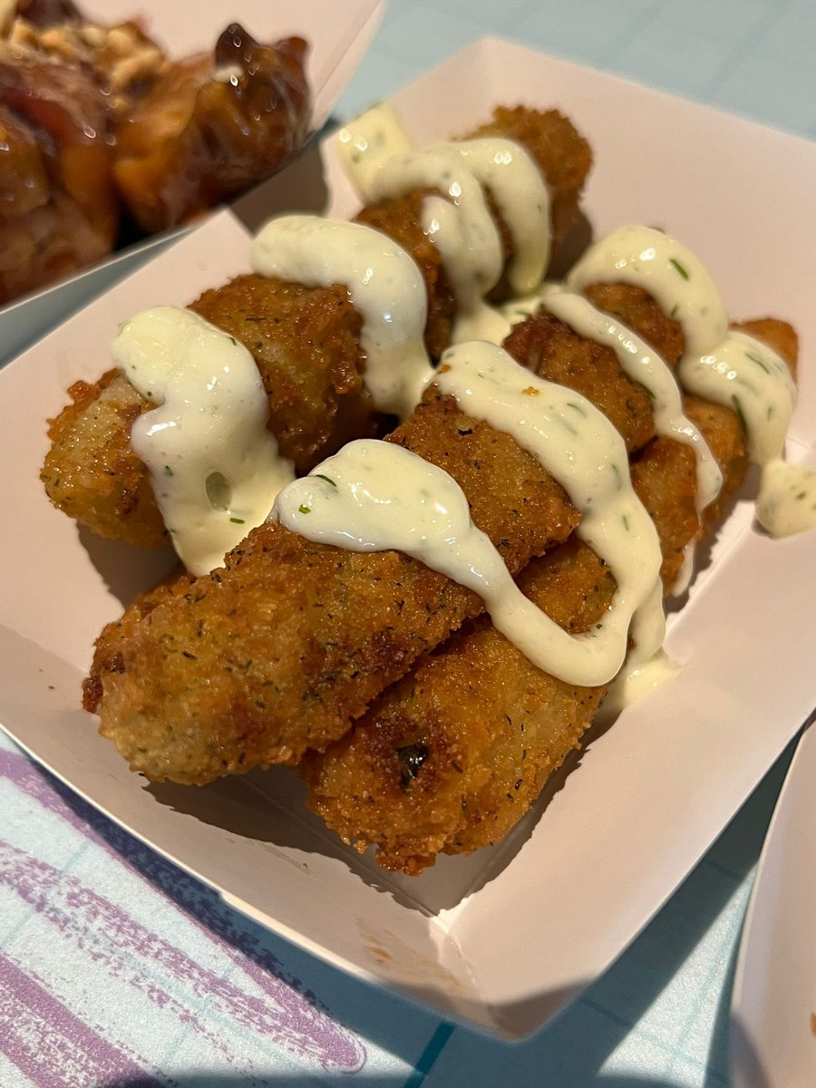 MagicMakers365's tweet image. Looks like Jess liked the PB&amp;amp;J wings
Now for the Pickle Shake..
#EpcotFoodAndWine #DisneyLive
#EPCOT #Foodie #DisneyFood #PickleShake #NomNom