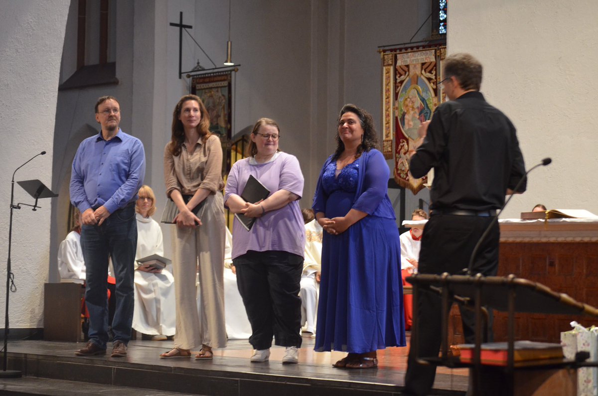 // Ein Festgottesdienst voller Jubiläen: 

Zur Kirchweih wurden zwei Pastoralreferentinnen für 40 und 25 Jahre im Dienst für das @BistumLimburg geehrt, außerdem die Junge Kantorei. 🎶 

Und ein neues Gesicht gibt es auch in der Gemeinde.

VIELE FOTOS👉bornheim.stjosef-frankfurt.de/beitrag/festgo…