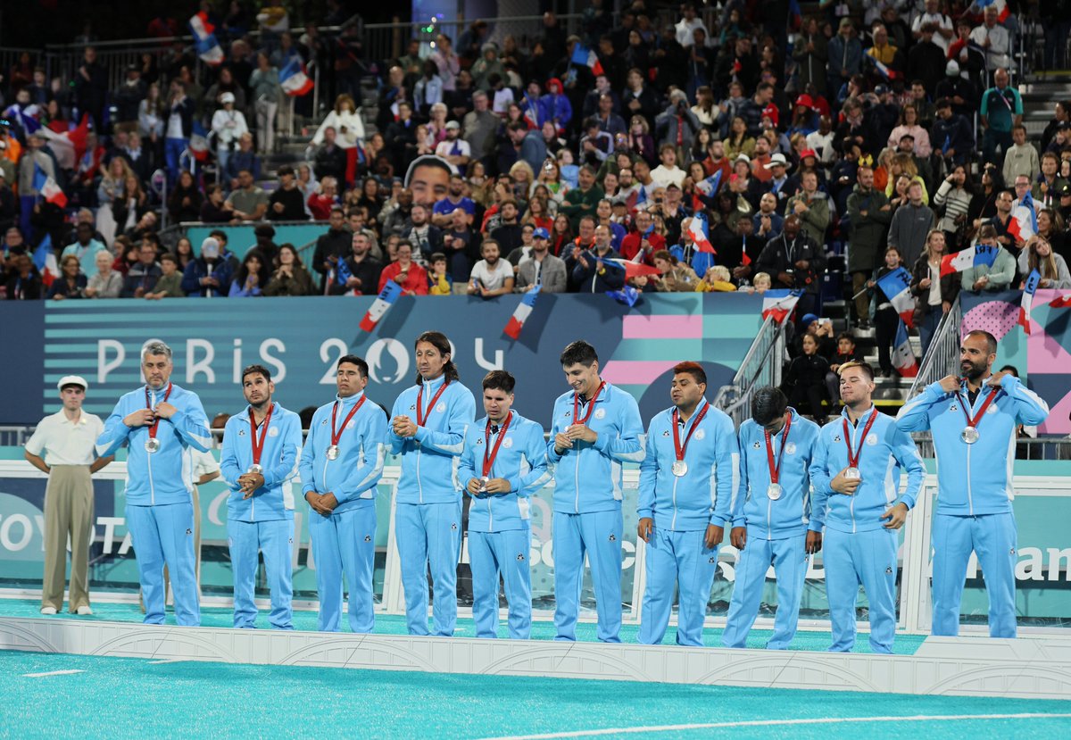 VSportsTM's tweet image. Argentina 🇦🇷 finaliza los Juegos Paralímpicos con 13 medallas. Es su mayor cantidad en 44 años.

🥇Iñaki Basiloff (200m combinado natación SM7)
🥇Brian Impellizzeri (salto en largo T37)
🥈Hernán Urra (lanzamiento de bala F35)
🥈Alexis Chávez (100m atletismo T36)
🥈Murciélagos…