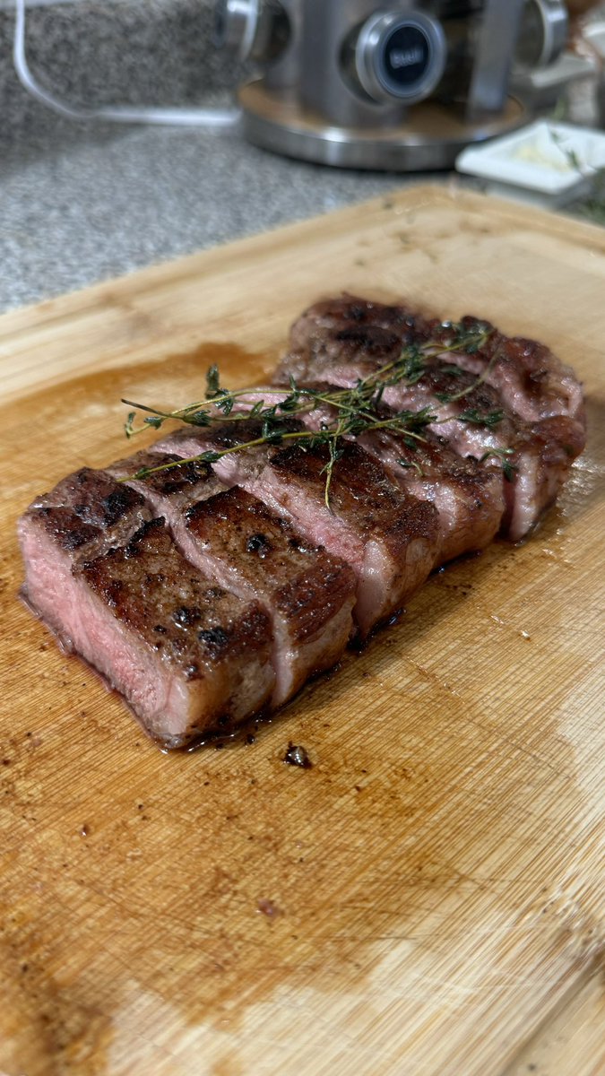 AveDeusMortis's tweet image. I attempted my first steak ever lol NY strip - medium. I think @GordonRamsay would be proud 
#learningtocook #cook