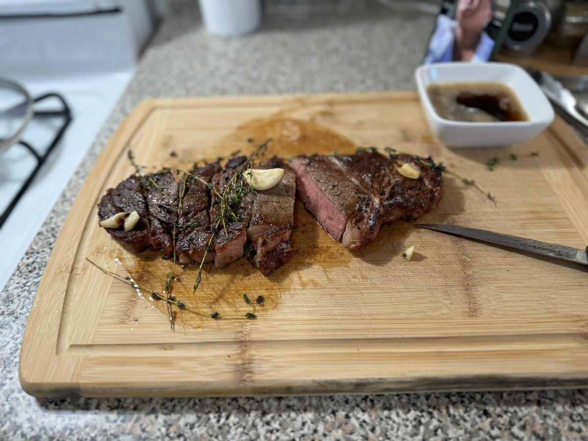 AveDeusMortis's tweet image. I attempted my first steak ever lol NY strip - medium. I think @GordonRamsay would be proud 
#learningtocook #cook