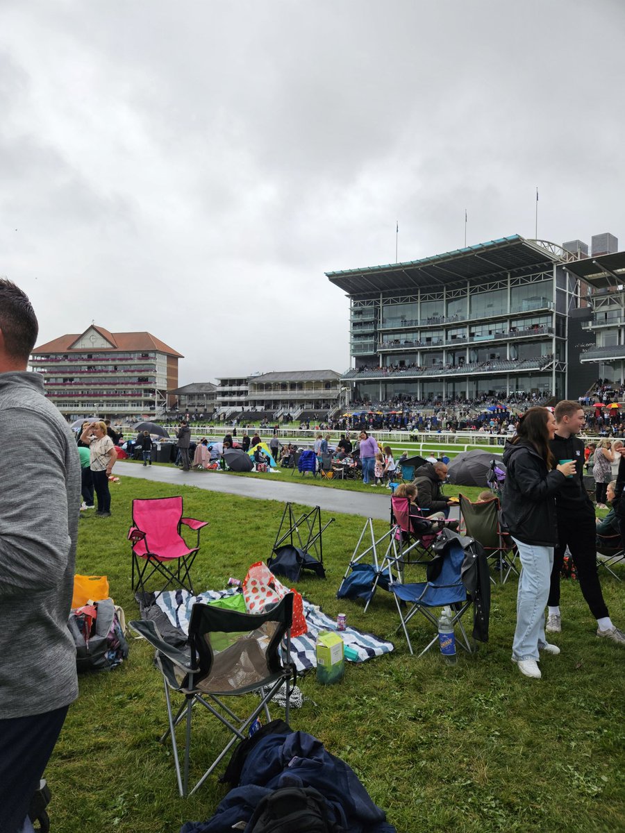 Family Day at in the rain at 🏇 York Races, first outing for the new Málaga shirt #vamos
Great day, we all had winners👌🥂  especially Young Fire in the last 🔥