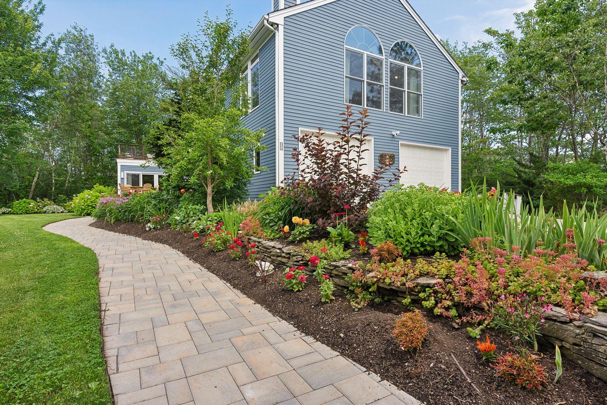 LuxuryPortfolio's tweet image. Presenting this coastal oasis steps from Kennebunk Beach, featuring #LushGardens, #OutdoorSpaces, a #ChefsKitchen, and a luxurious primary suite. View the full listing: bit.ly/4cWDbG7 #LuxuryPortfolio #LuxuryRealEstate #DreamHome #LuxuryLiving