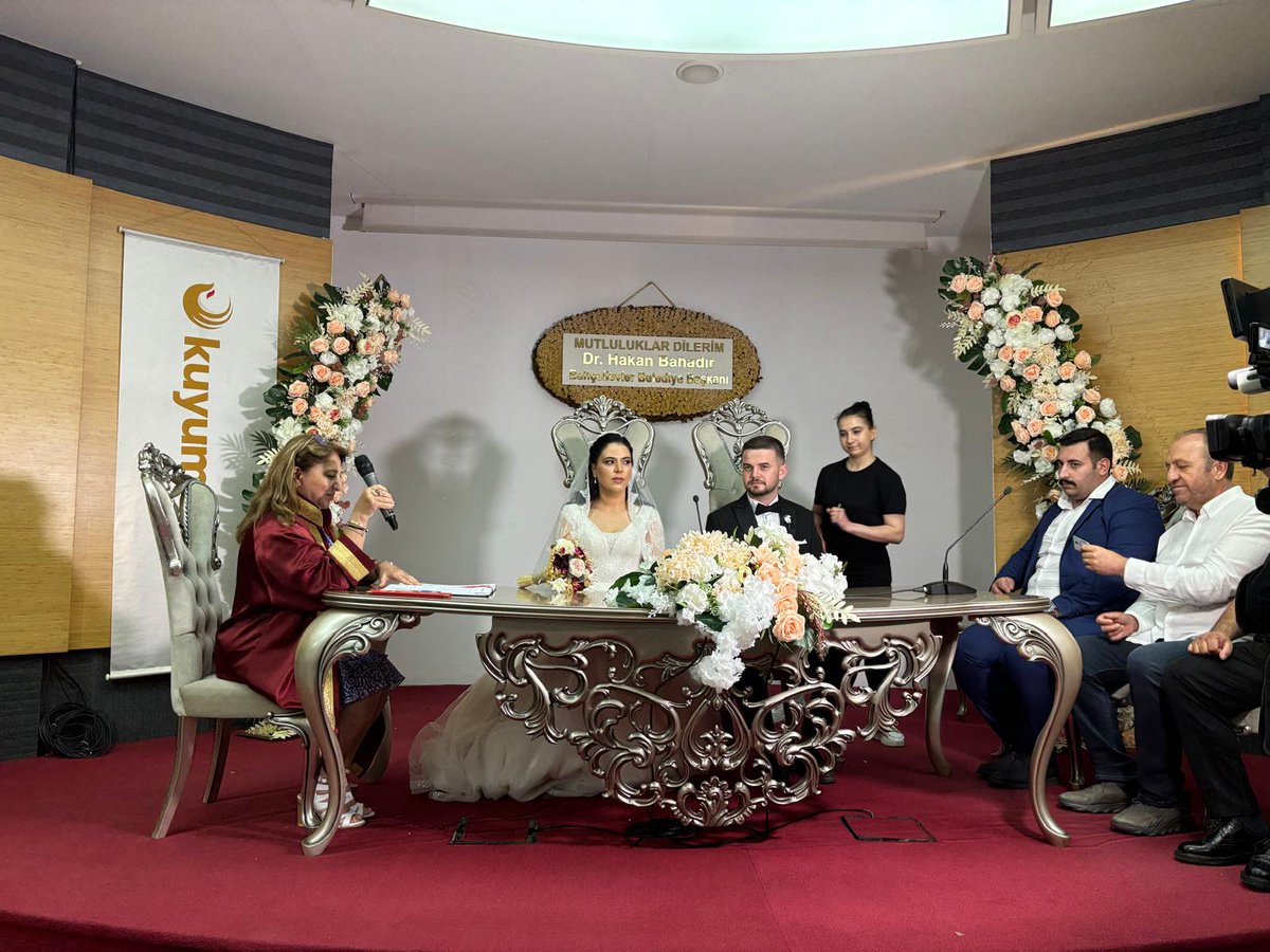 KCEKMECE_MHP's tweet photo. İlçe Başkanımız, İlçe Teşkilat Başkanımız ve İlçe Yöneticilerimiz; #Halkalı Mahalle Yönetimimizden Erdem Başkök Bey'in ve Ebru Hanım'ın nikâh merasimine katılmışlardır. 

Kendilerine bir ömür mutluluklar dileriz.

@_MHPistanbul_
#MHPKüçükçekmece https://t.co/ddcNWrILqC