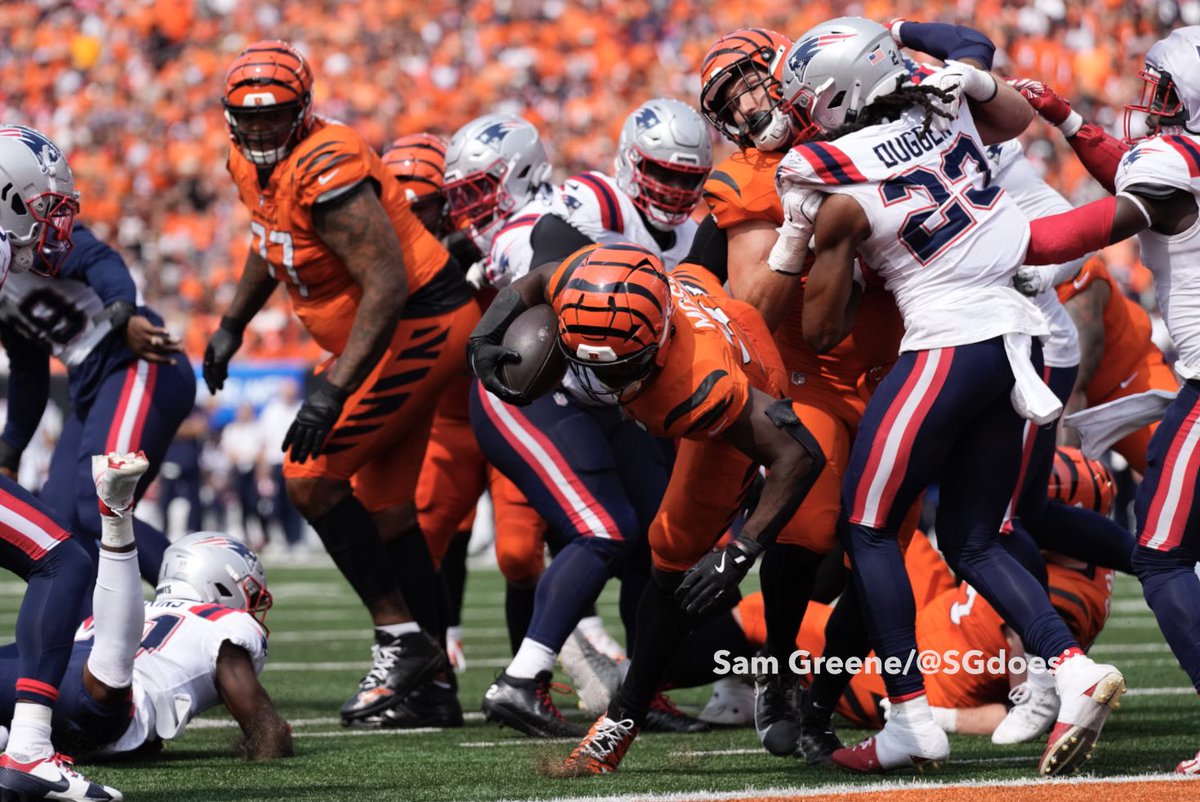 SGdoesit's tweet image. Zack Moss breaks through for a touchdown