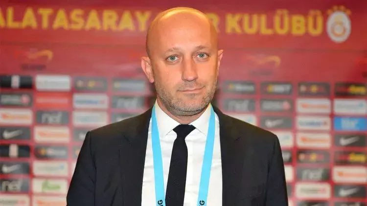 O kadar beceriksiz ki baktılar transfer falan yapamıyor yetkiyi Gardi’ye vermişler. Kovun artık şu vasıfsız herifi! <a href="/GalatasaraySK/">Galatasaray SK</a>