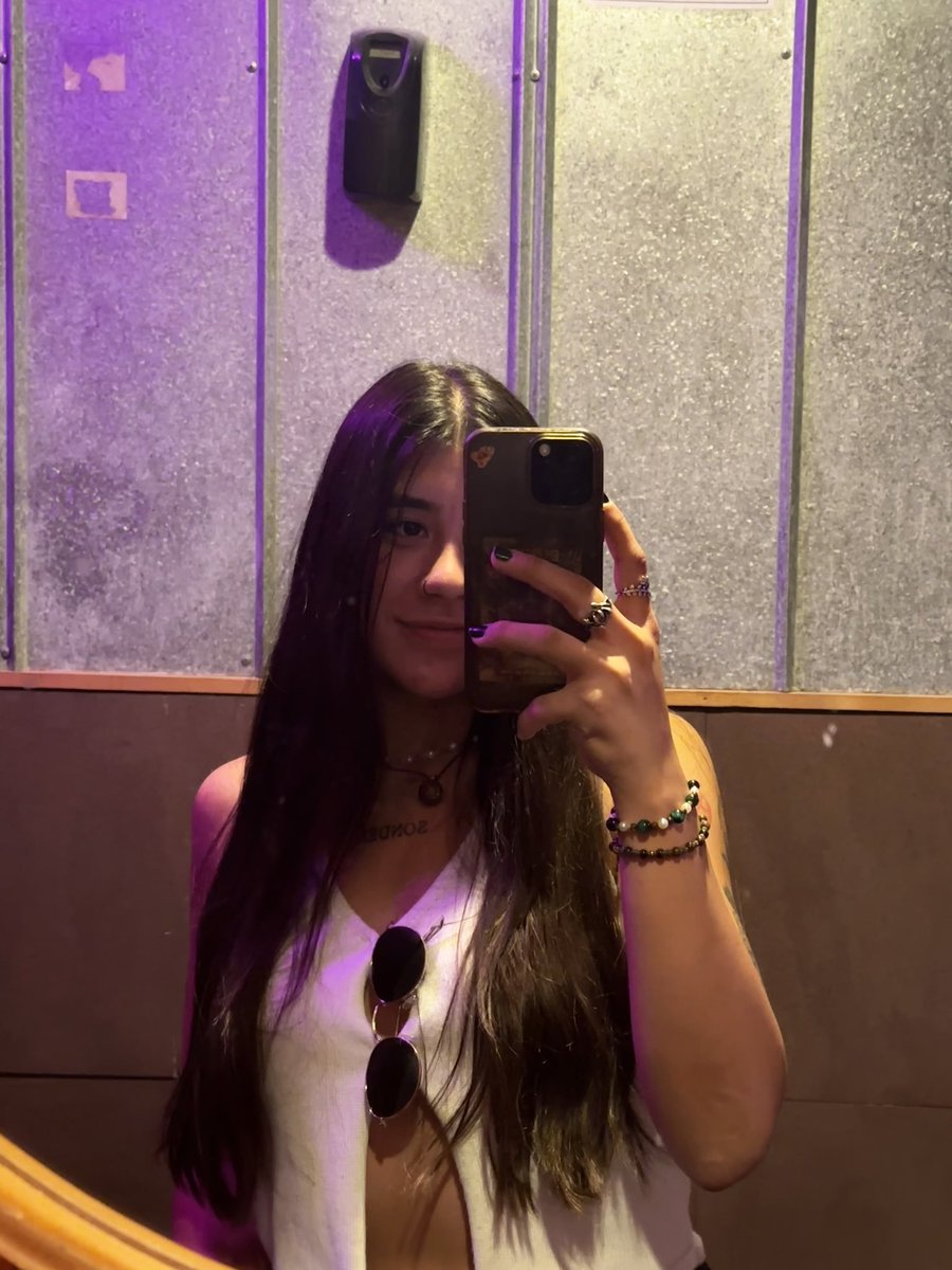 gabbitzz's tweet photo. felt cute, might delete later

#BeatBoxBevsSunday https://t.co/jRhEXyIO9S