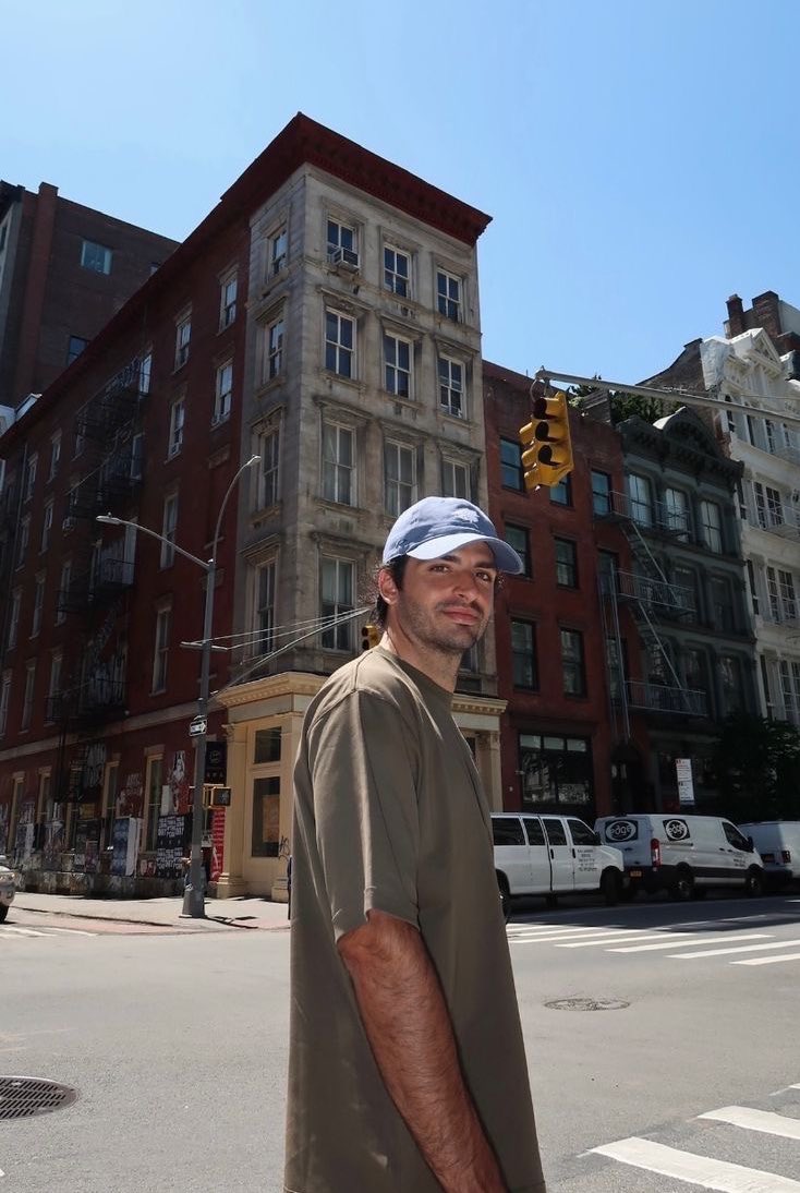 SAINZLOVERS's tweet photo. new york is his aesthetic https://t.co/702cUe5YRT