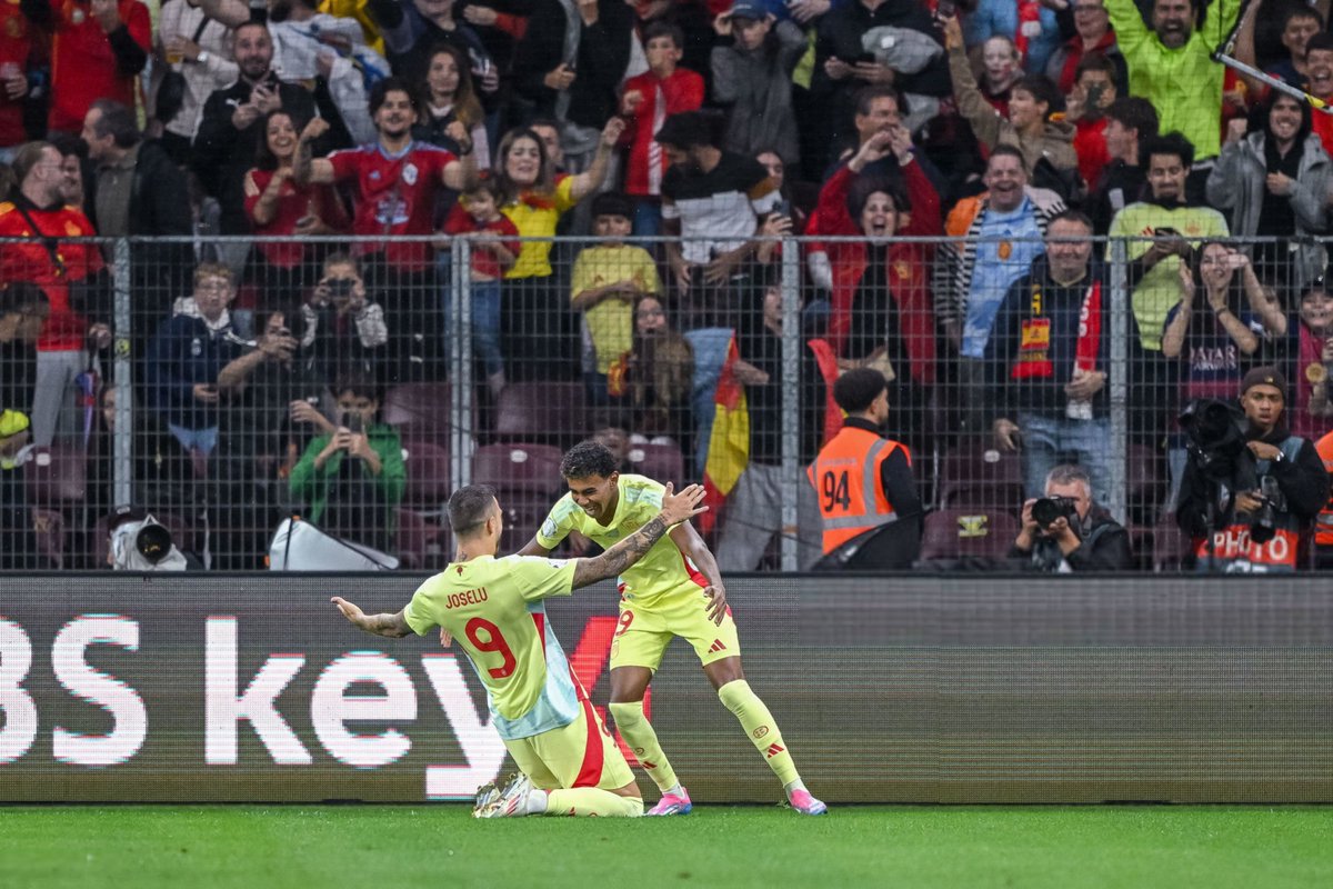 HQPbarca's tweet image. Joselu &amp;amp; Lamine Yamal #SUIESP #UefaNationsLeague