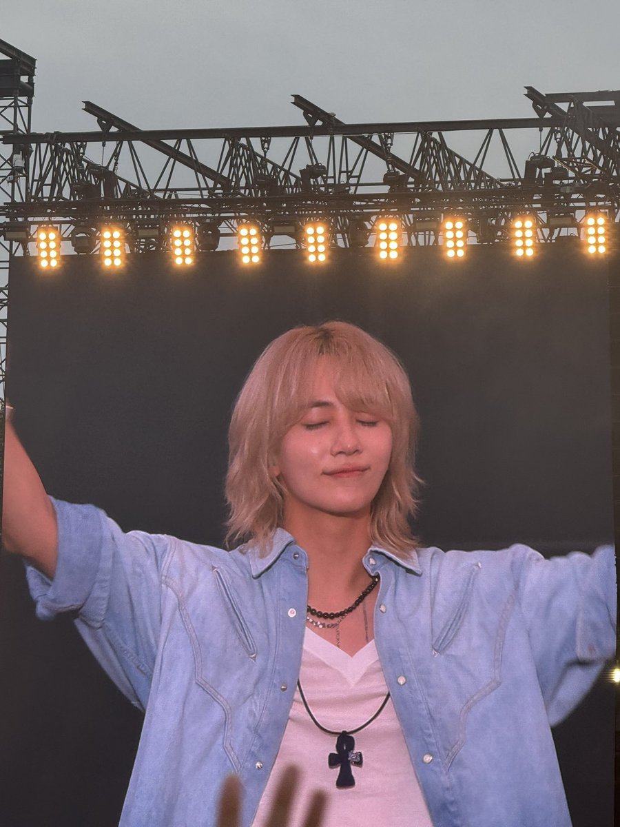 _bubblepril's tweet image. “you’re supposed to wait endlessly for people you love”

240908 ♡