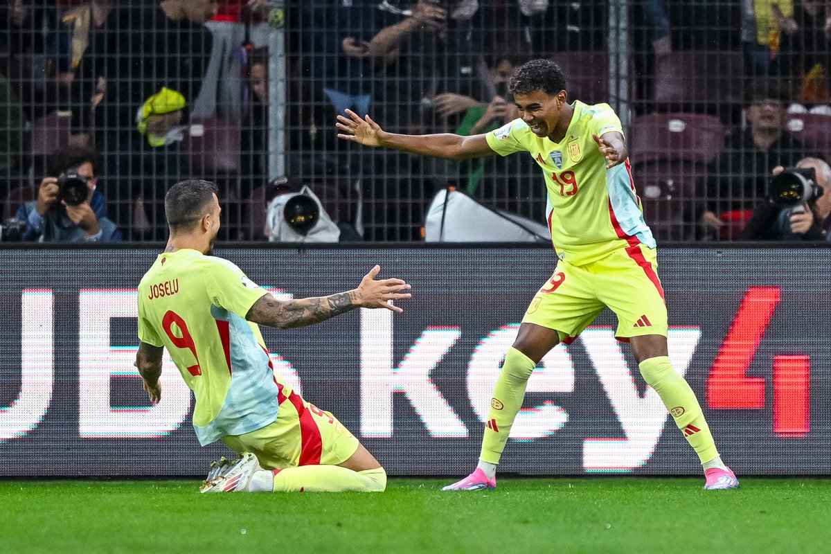 ActuFoot_'s tweet photo. 🥵🇪🇸 Le début de saison de Lamine Yamal :

🎯 vs Valence
⚽️ vs Bilbao
🎯 vs Rayo Vallecano
🎯🎯 vs Valladolid
✖️ vs Serbie
🎯 vs Suisse https://t.co/64y8f8Tzmk