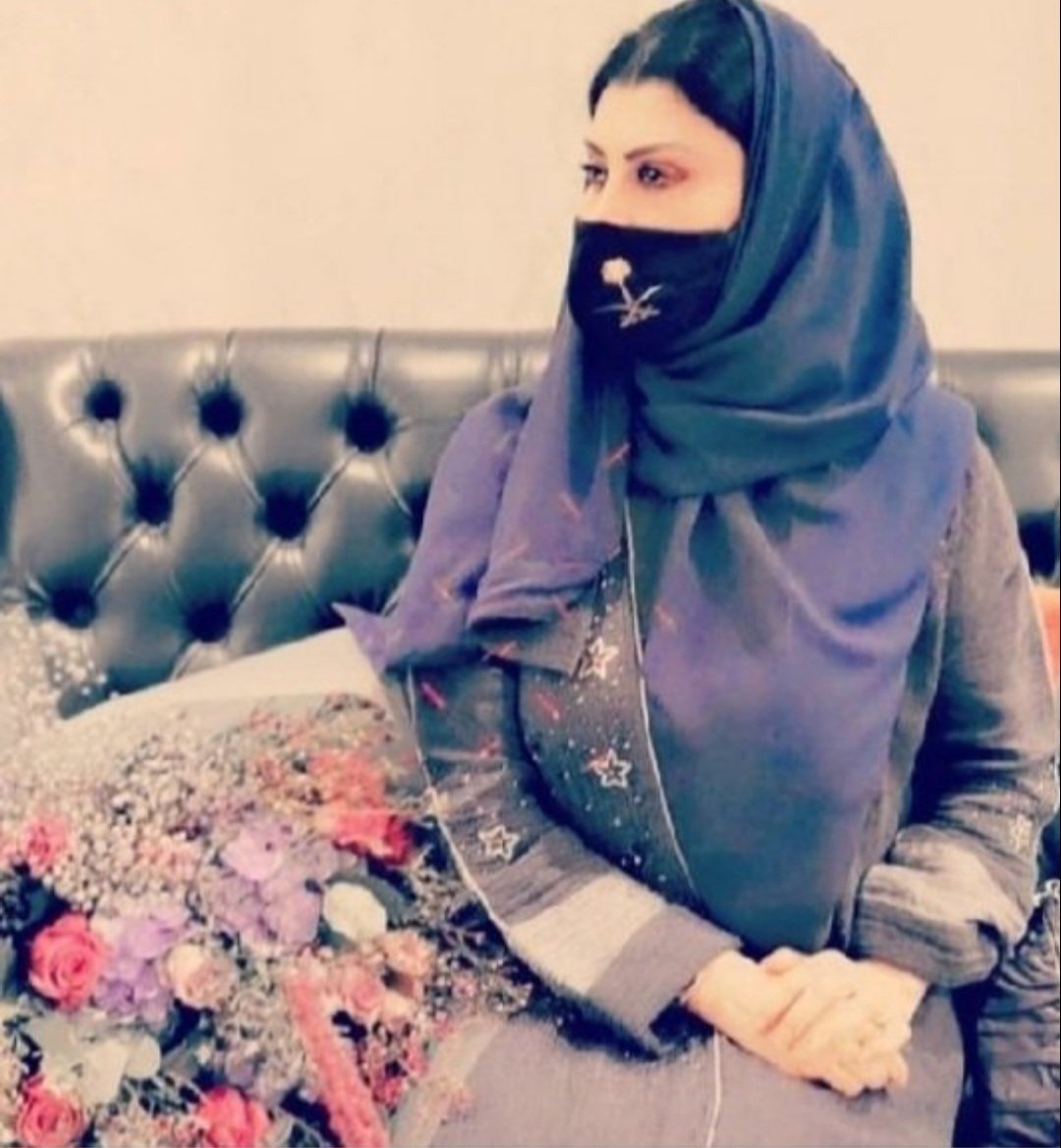 #حصه بنت سلمان بكوعها القب بنفسج
ببالنجوم اليهود بالولايات وكتفها الأيمن
برتقالي تقول مافيه سياسه و عيونها جبال