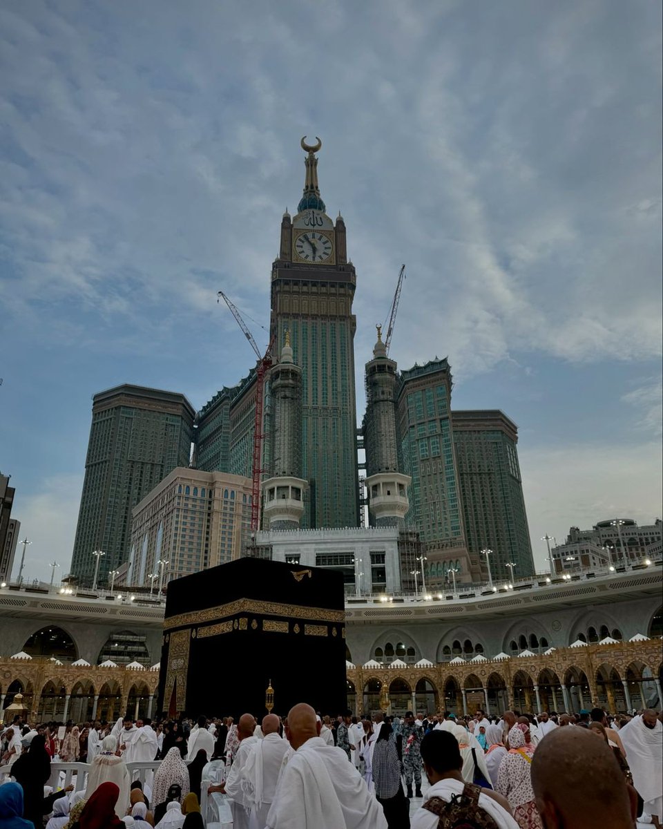 ربنا آتنا في الدنيا حسنة وفي الآخرة حسنة وقنا عذاب النار

[Rabbanā ātinā fīd-dunyā ḥasanatan wa-fīl-ākhirati ḥasanatan wa-qinā ʿadhāban-nār]

Our Lord, grant us good in this world, and good in the Hereafter, and protect us from the torment of the Fire