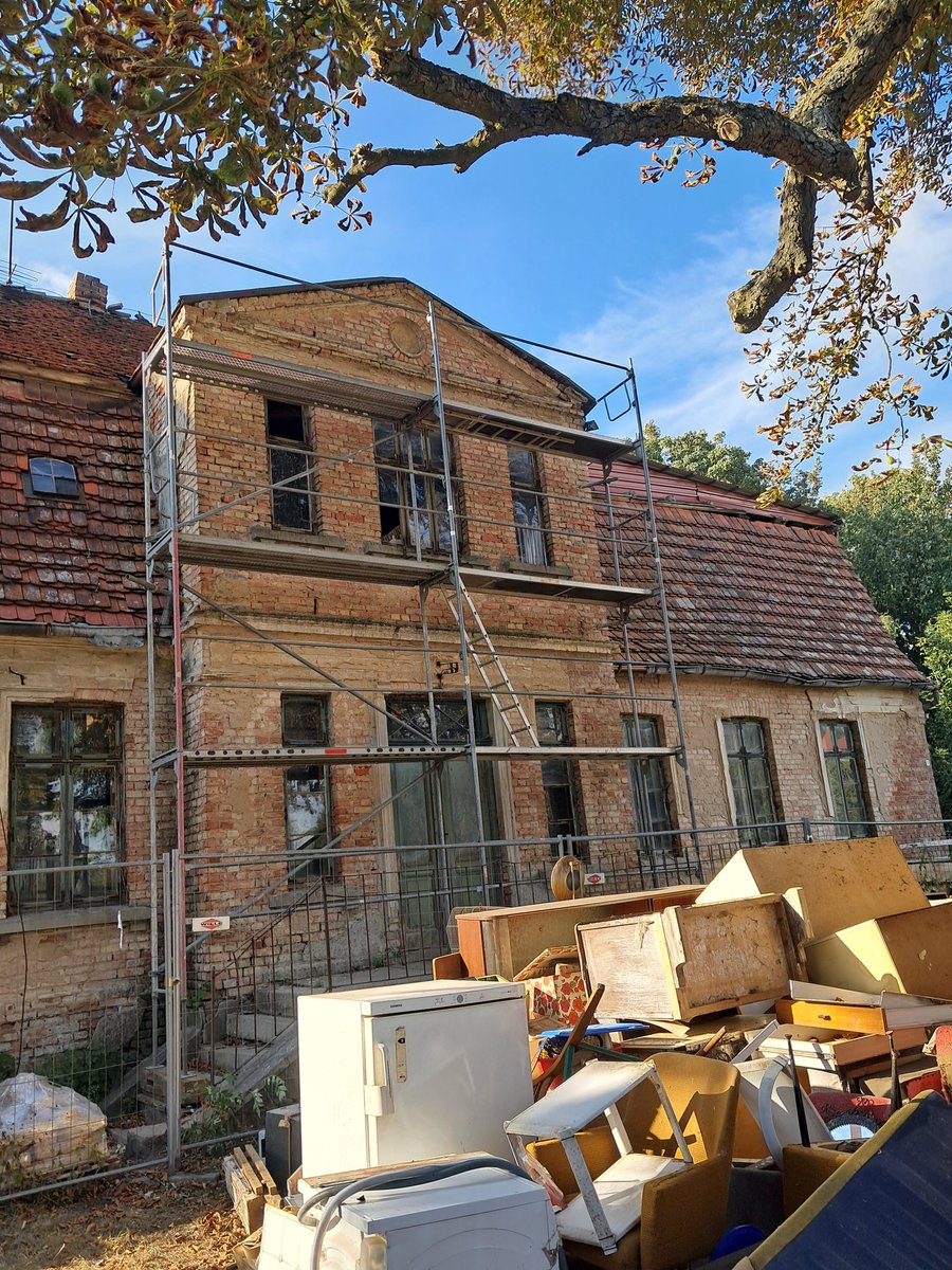 Kleine Gutshaus-Tour anlässlich des Tags des offenen Denkmals: zwei Häuser saniert und wieder mit Leben gefüllt; ein weiteres hat sehr mutige, visionäre neue Besitzer gefunden... Ein unglaubliches Kulturgut, mein Respekt gilt allen, die sich dieser Häuser annehmen.