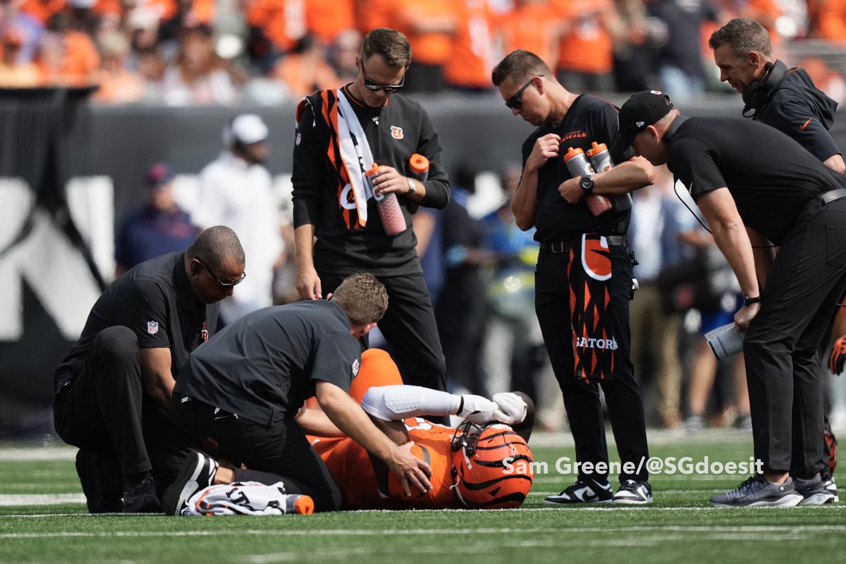 SGdoesit's tweet image. BJ Hill attended to, walked off on his own.