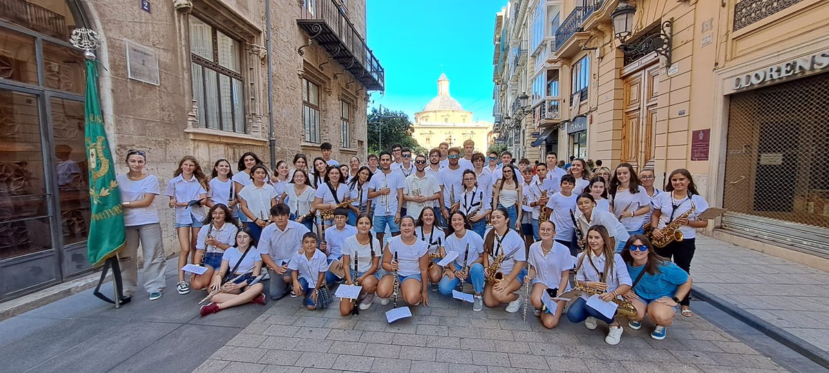 Gran vesprada hui a València: la nostra Banda Juvenil ha participat en la trobada organitzada per la FSMCV, celebrant un concert multitudinari a la Plaça de la Reina
👏🏻👏🏻👏🏻👏🏻👏🏻👏🏻🥰🥰🥰

Enhorabona a tots i totes pel meravellós espectacle!!!

❤️❤️❤️🎶🎵🎶🎵🎶