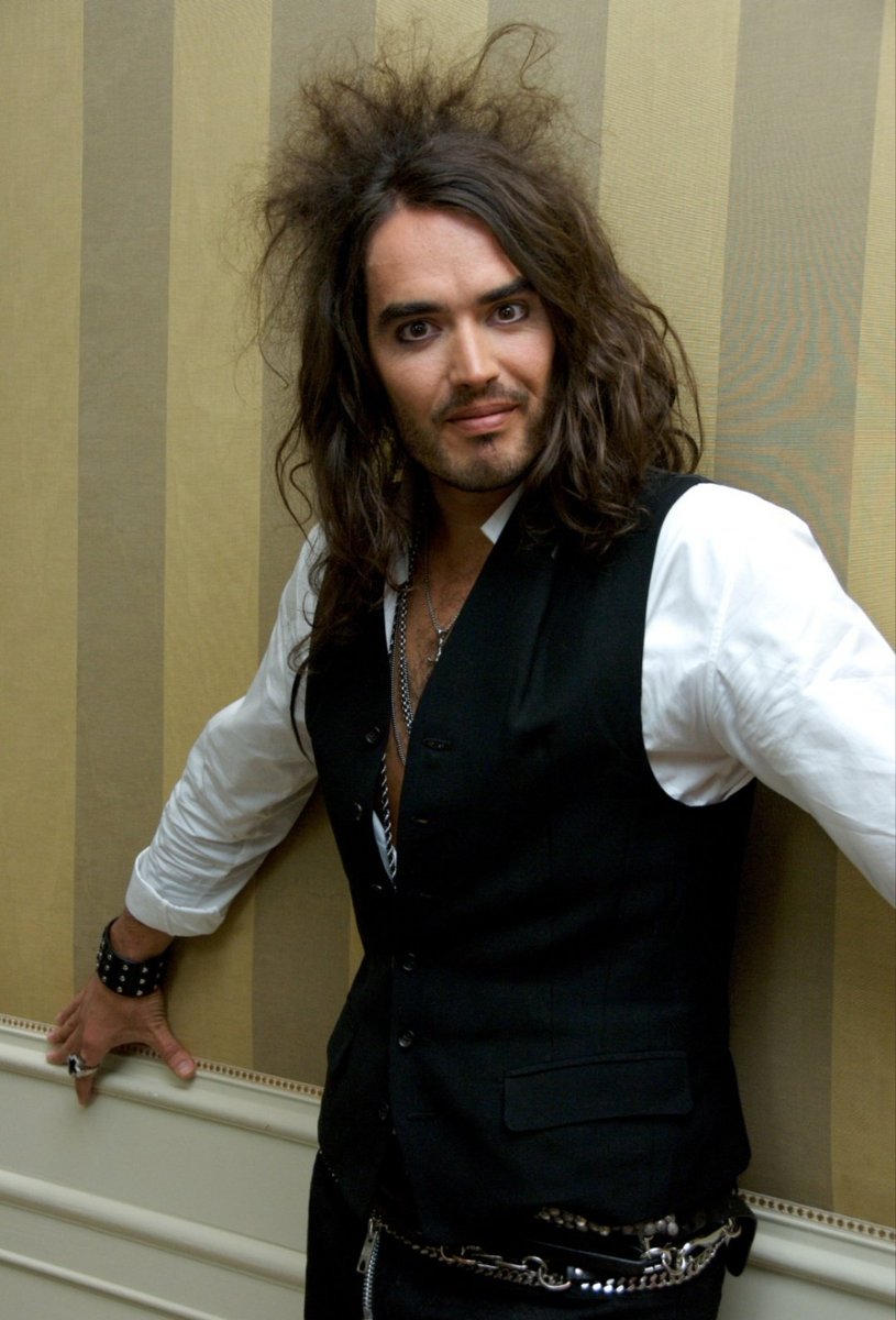 RazorFist's tweet photo. Russell Brand started out a carnal, libidinous burnout, then turned his life over to Christ.

Katy Perry started out a Christian gospel singer and sold out to carnality and vice. 

If this were a movie, it would be more entertaining than either of their mediocre careers. https://t.co/NyjaFc9Q65