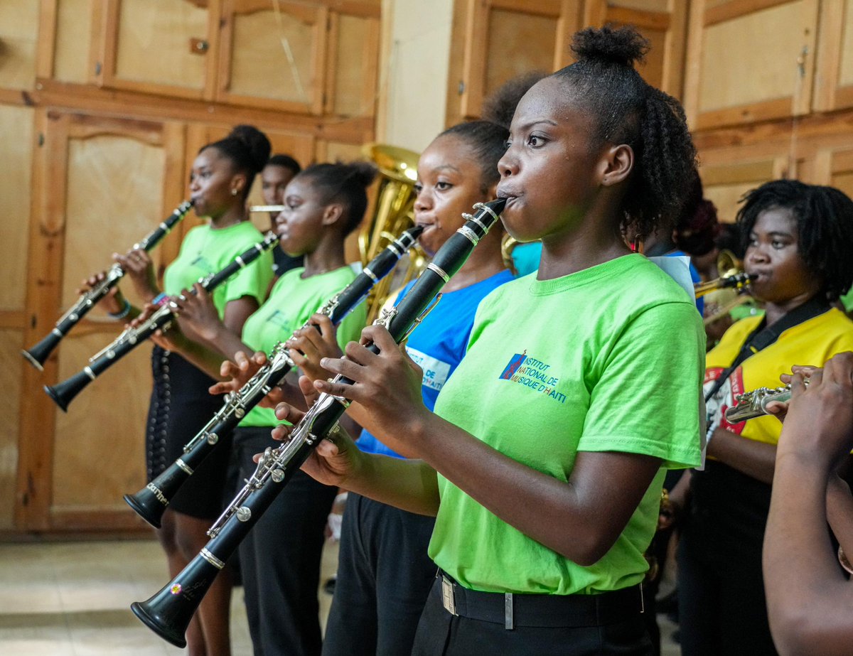 Hier, l’UNICEF a remis des instruments de musique à l’École de Musique Dessaix Baptiste à Jacmel ! 🎻🌟

Ce don soutient la promotion des droits de l’enfant à travers l’art et l’intégration des jeunes vulnérables dans des programmes enrichissants.

#PourChaqueEnfant, un avenir.