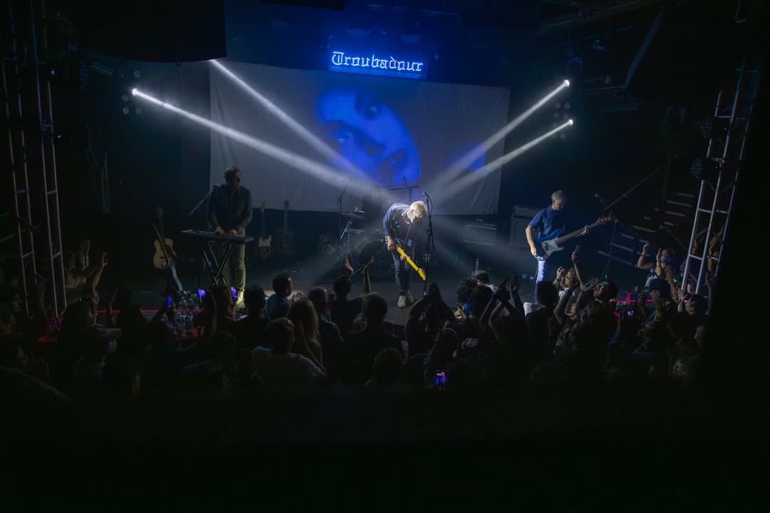 LA you never disappoint 💙 Thank you for two off the charts shows <a href="/theTroubadour/">Troubadour</a> // we can’t wait to be back 🌊 special thanks to our amazing friends @seabliteband &amp; <a href="/JakeRudh/">Jake (the 80s & 90s never ended in my world) Rudh</a> for playing with us &amp; making the evening beautiful 💙 📷 <a href="/piperferguson/">piperferguson</a> 🙏