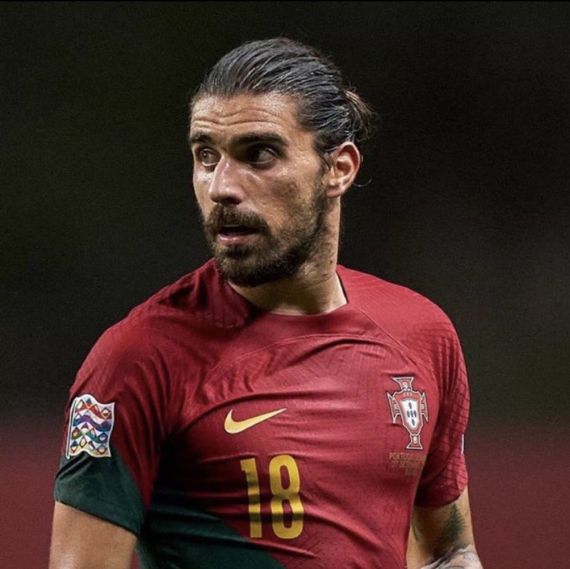 هذا ماله اي فايدة في منتخب البرتغال الا اخذ كروت صفراء
يعتبر اسوأ لاعب في منتخب البرتغال
 #البرتغال_اسكتلندا