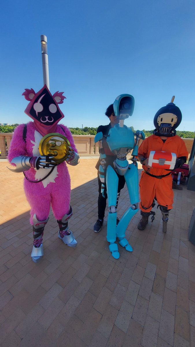 Paisathrash's tweet image. Yall we outside FNCS

Our costumes couldn't go inside but we still wanna see yall give out free goodies 

We Next to south east elevator near the SOUTH VIP entrance hope to see yall