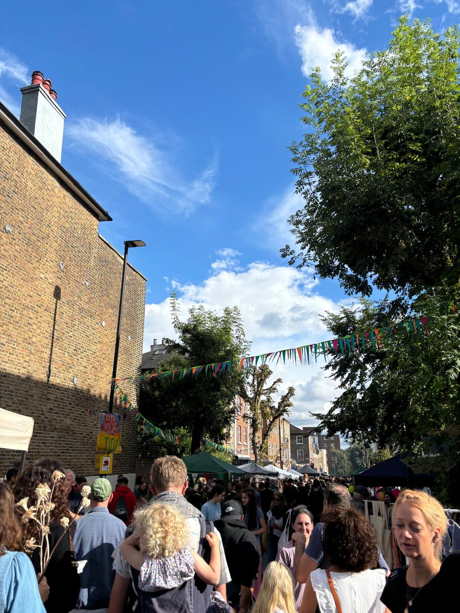 I love this time of the year, with the various street parties that I can drag my kids to. York Rise Street party is always so impressive! Even with the confused weather 😐