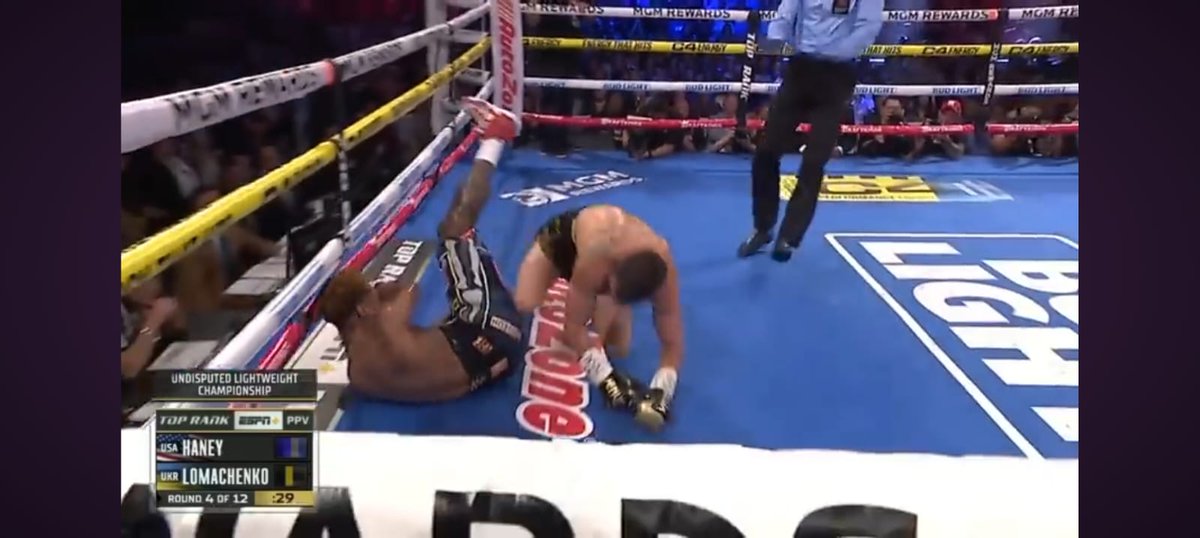 Santip__'s tweet photo. 4° ROUND

Parejo intercambio de golpes, el ucraniano continua manejando el centro del ring conectando efectivos jabs. Ambos caen al suelo. https://t.co/451RZ7k2An
