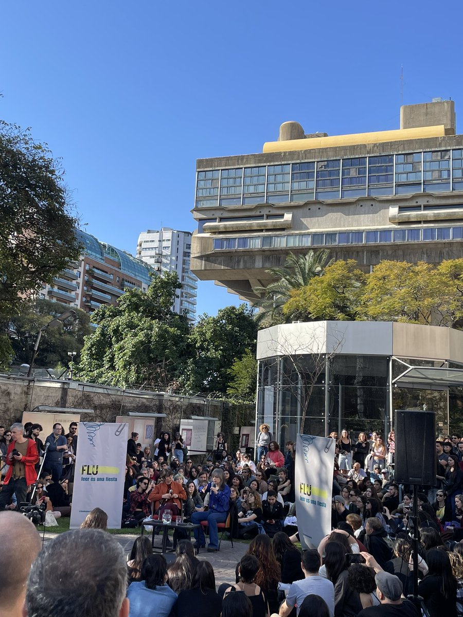 faridvillacisd's tweet photo. Escuchar a la gran Mariana Enríquez en una conversación muy íntima sobre sus gustos por la literatura y su amor por los libros y más si son usados y atrás la imponente Biblioteca Nacional. Que gran feria la del día de hoy #FLU2024 https://t.co/b8XZfU645O