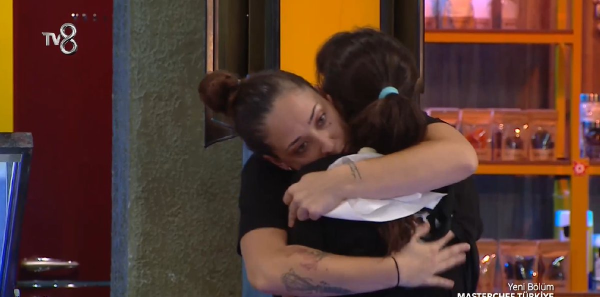 Yapmacık sarılmalar,yapmacık öpmeler,teselliler arasında yemeği nası yapmış diye TEZGAHA GÖZ ATMALAR ! Beril bi git artık bi git !#mastercheftürkiye