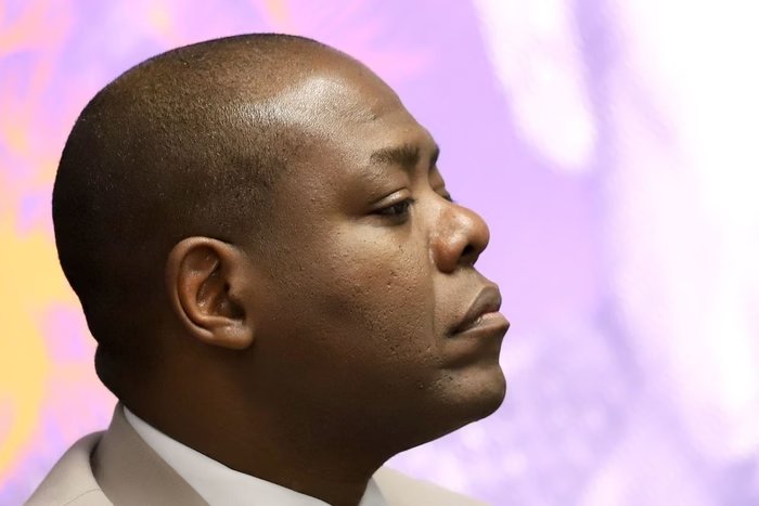 PrimeiroFront's tweet photo. Já repararam que toda vez que uma pessoa negra faz merda, como o Silvio Almeida, usam a carta do racismo para se vitimizar, como se a cor de pele fosse um "escudo", como se justifica-se seus atos.

ESSE VITIMISMO BARATO NÃO COLA MAIS! https://t.co/gYQyonY2c8