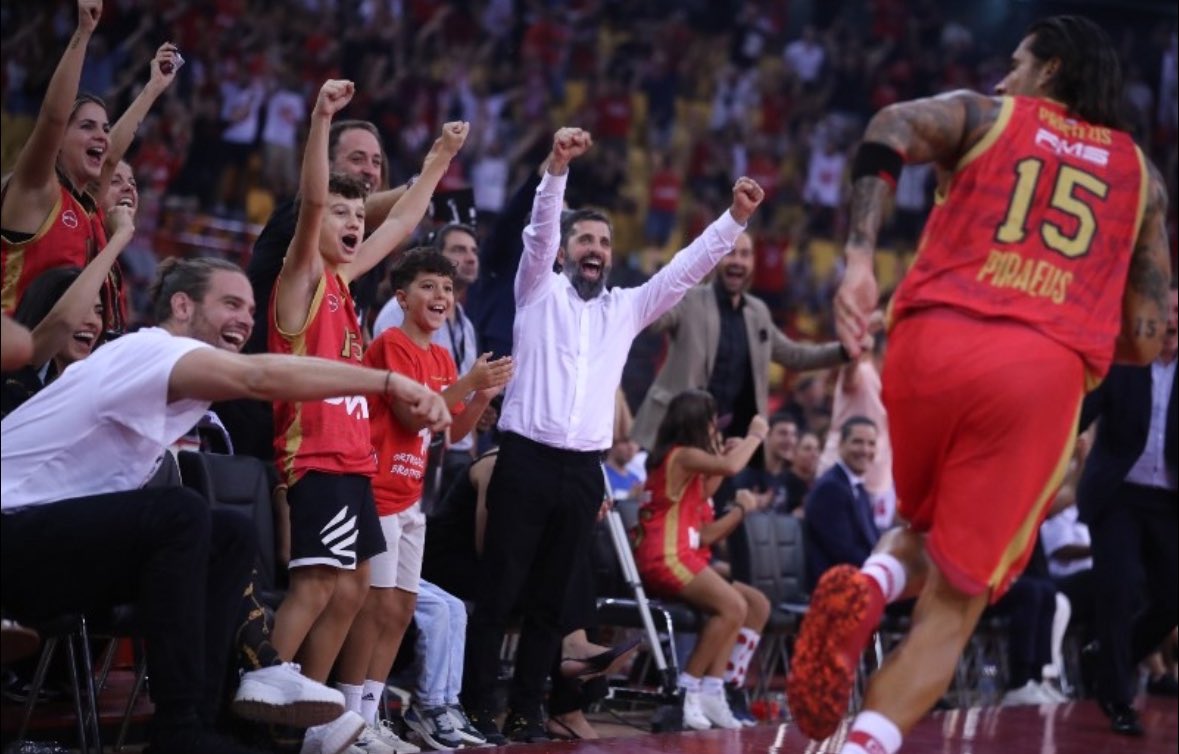 OlyTwit's tweet image. Σπανουλης, ορθιος με κουστουμι να πανηγυριζει, ενα με τον κοσμο.🥲😍

Σφαιρο γελαστος στο βαθος για αυτο που ειδε για αλλη μια φορα να συμβαινει🥲😍

Μπογρινιο χαμογελο ευτυχιας😁

Πριντεζης, σαν να μην περασε μια ημερα🥲🥲🥲

Οχι ρε, δεν θα κλαψω🥲
#olympiacosbc