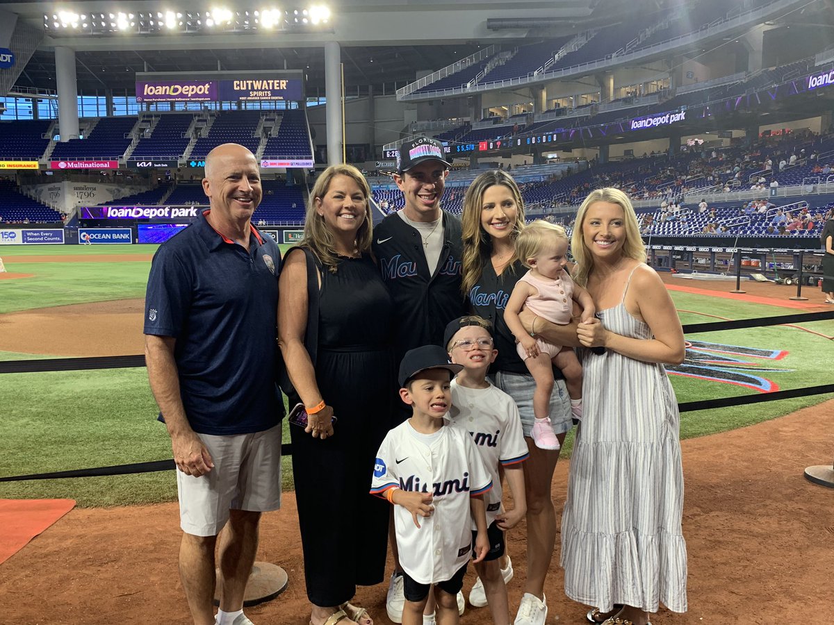 J_McPherson1126's tweet image. #FlaPanthers’ Evan Rodrigues and his family are at loanDepot park for the #Marlins’ Panthers Night. Billy the Marlin is dressed for the occasion.