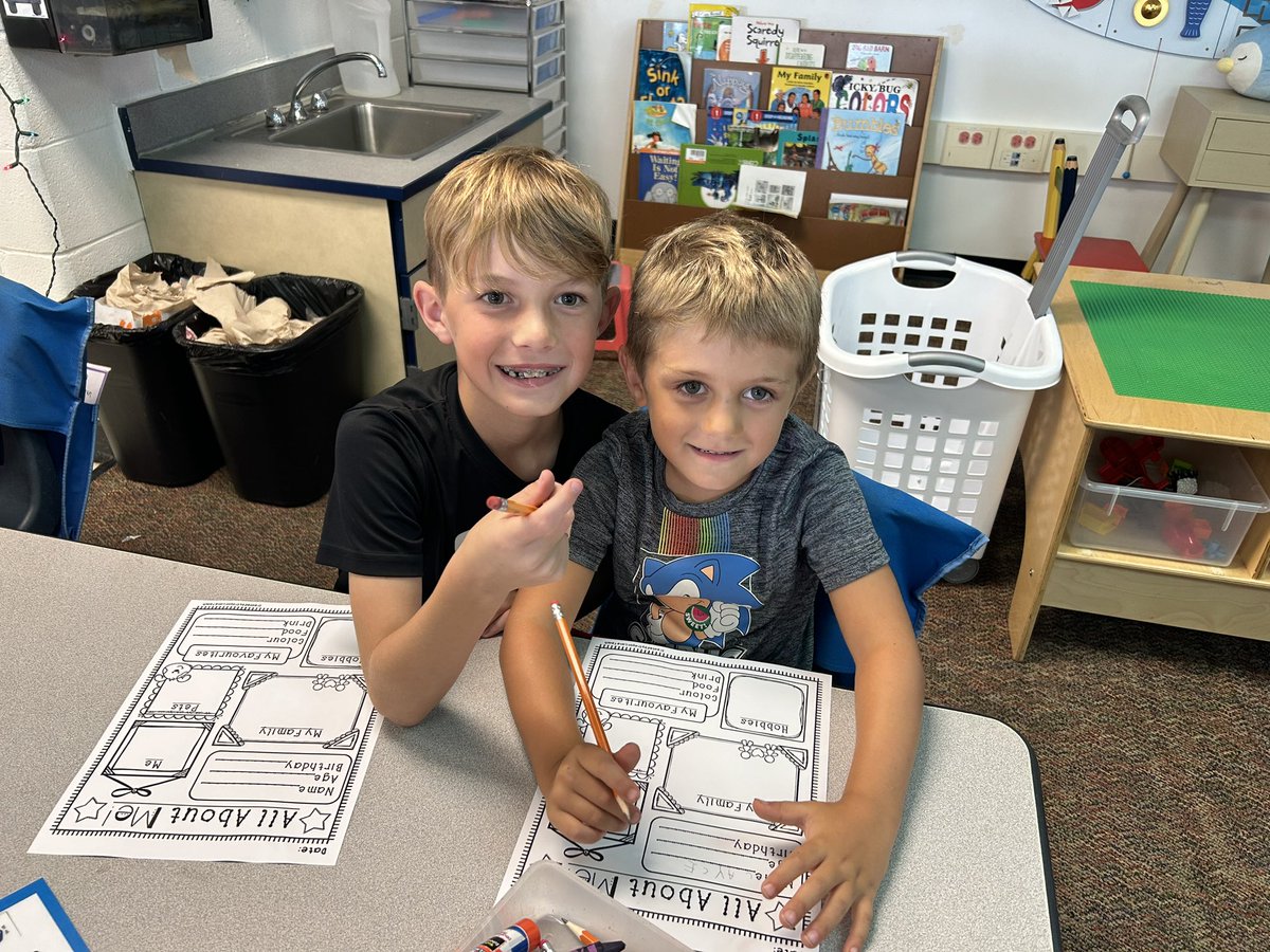 Mrs_Varvil's tweet photo. We finally got to meet our kindergarten buddies today! Happy Friday! 💛💙@misskrollVV https://t.co/AgQXWq3XYa