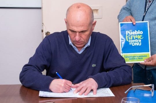 contraelDNU's tweet photo. Carlos Ferraris, intendente de L.N. Alem y Mario Adami, Presidente del Concejo Deliberante, adhirieron con su firma al rechazo al DNU. Acordaron presentar una adhesión desde el Concejo. Lo propio hizo Nahuel Medina, Consejero Escolar de Vedia https://t.co/YVyPctrQcz