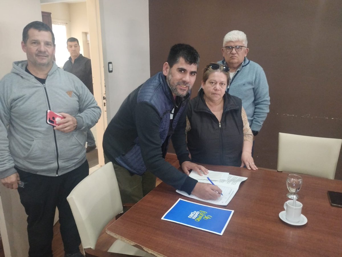 Carlos Ferraris, intendente de L.N. Alem y Mario Adami, Presidente del Concejo Deliberante, adhirieron con su firma al rechazo al DNU. Acordaron presentar una adhesión desde el Concejo. Lo propio hizo Nahuel Medina, Consejero Escolar de Vedia